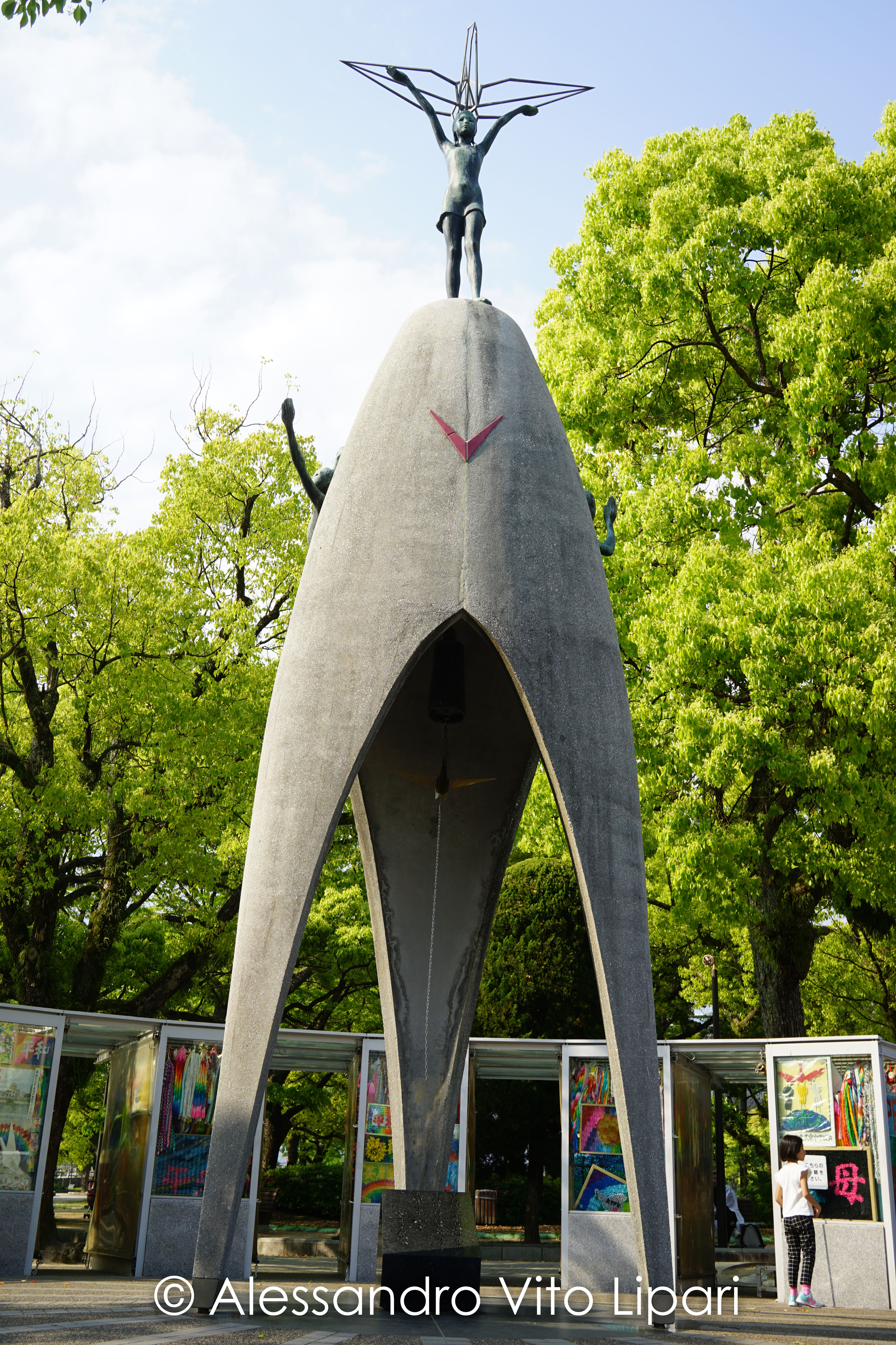 Statua raffigurante Sadako mentre tende una gru d'oro verso il c